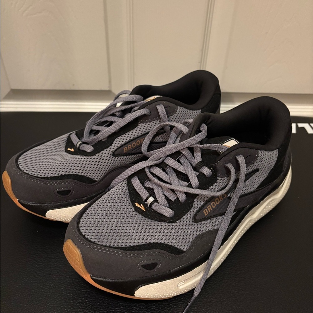 Brooks Women’s Ghost Max Black and Gray Sneakers Size 8.5